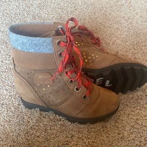 Girls Sorel Wedges size 2.  Barely any wear